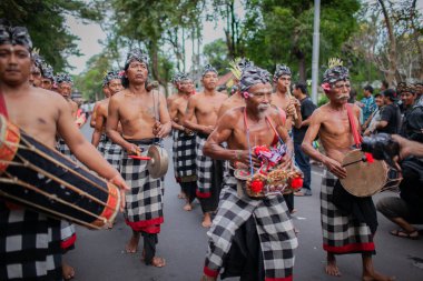 DENPASAR / BALI-JUNE 15 Haziran 2013: Bali Sanat Festivali Açılışı