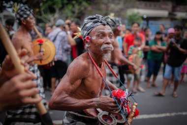 DENPASAR / BALI-JUNE 15 Haziran 2013: Bali Sanat Festivali Açılışı