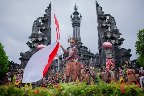 DENPASAR / BALI-JUNE 15 Haziran 2013: Bali Sanat Festivali Açılışı