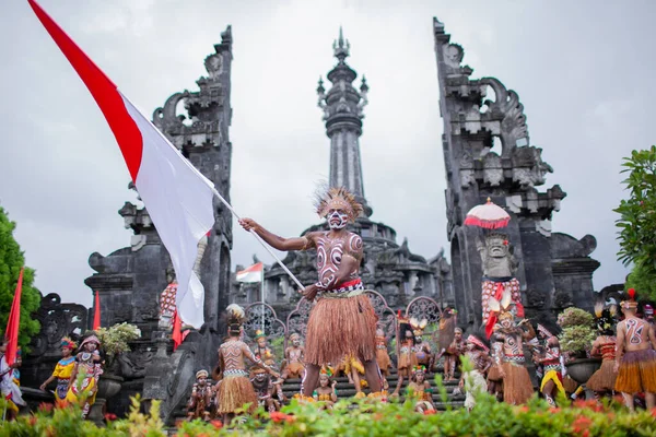 DENPASAR / BALI-JUNE 15 Haziran 2013: Bali Sanat Festivali Açılışı