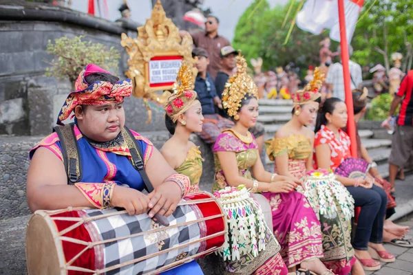 DENPASAR / BALI-JUNE 15 Haziran 2013: Bali Sanat Festivali Açılışı