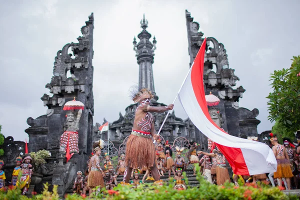 DENPASAR / BALI-JUNE 15 Haziran 2013: Bali Sanat Festivali Açılışı