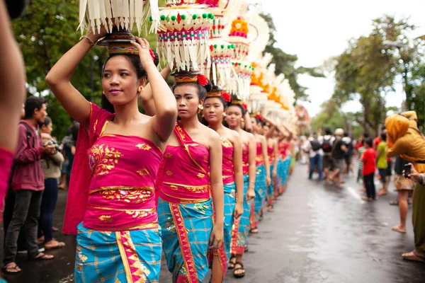 DENPASAR / BALI-JUNE 15 Haziran 2013: Bali Sanat Festivali Açılışı