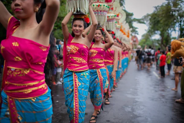 DENPASAR / BALI-JUNE 15 Haziran 2013: Bali Sanat Festivali Açılışı