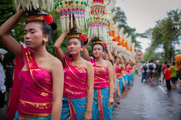 DENPASAR / BALI-JUNE 15 Haziran 2013: Bali Sanat Festivali Açılışı