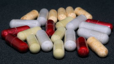 Siyah arka planda tıbbi tedavi için bazı haplar