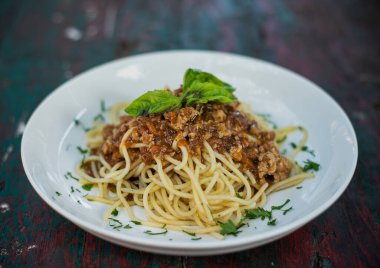 Beyaz tabakta servis edilen lezzetli spagetti.