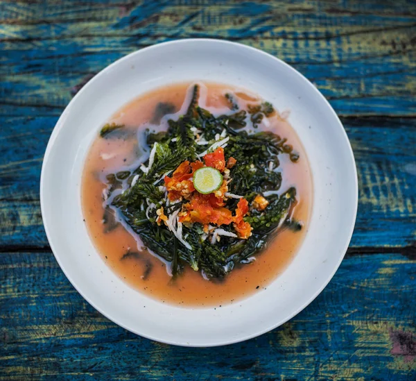 Bali geleneksel karışık meyve salatası ile deniz yosunu (rujak denir))