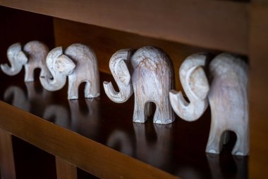 Ev dekorasyonu için ahşap fil heykeli. seçici odak (görünümü kapat)