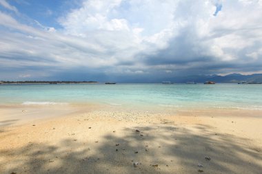 Endonezya 'daki tropik Gili Trawangan' ın güzel kıyı şeridi