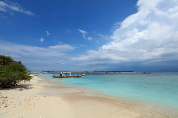 Endonezya 'daki tropik Gili Trawangan' ın güzel kıyı şeridi