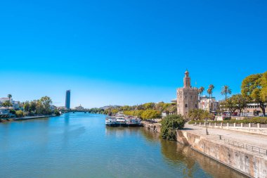 Sevilla, İspanya; Temmuz 12020. Torre del Oro arka planda Seville şehrinin panoramik görüntüsü.