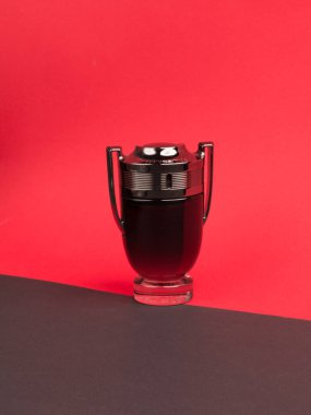 Renkli arka planda bir şişe Invictus Paco Rabanne 100 ml. ABD, Aralık 2020. Yatay fotoğraf.