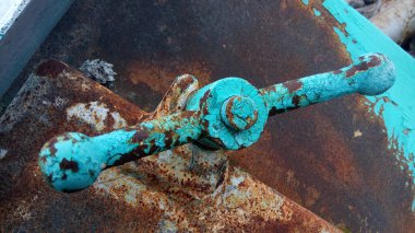 Pas dokusu ve yanmış boya.