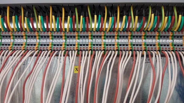 İşlem kontrolü için elektrik kurulumu ve geçiş ekipmanları