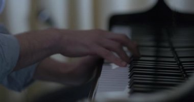 Piyano çalan müzik yapımcısı