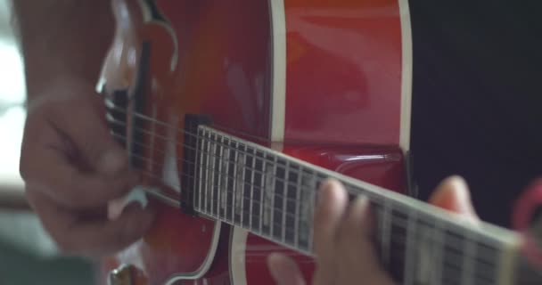 Джазовый гитарист крупным планом Стоковое Видео