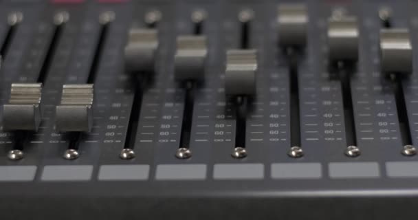 Digitales Audiomischpult mit automatischem Fader _ 03 — Stockvideo