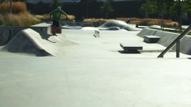 Young male extreme skateboarding in the park — Stock Video