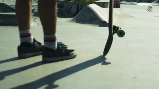 Young male extreme skateboarding in the park — Stock Video