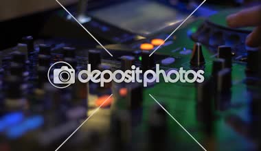 DJ iş yerinde yakın