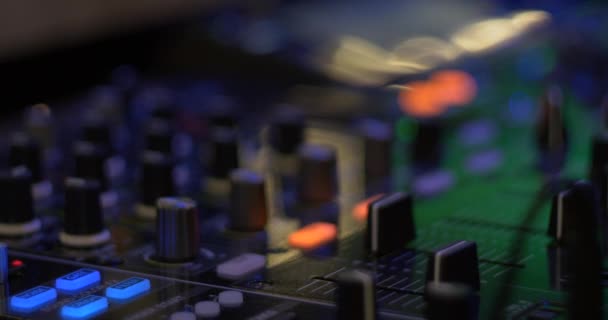 DJ в смеси заделывают выстрел — стоковое видео