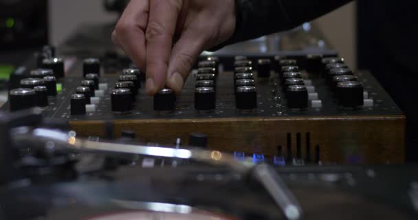 DJ trabalha com mesas giratórias — Vídeo de Stock