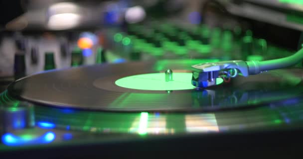 DJ работает с проигрывателями и виниловым диском — стоковое видео