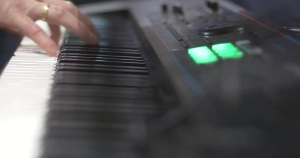 Produtor de música tocando no teclado — Vídeo de Stock