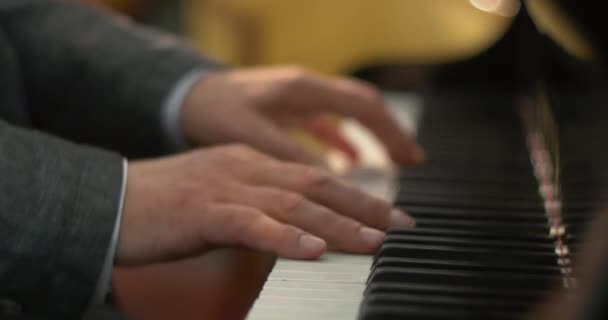 Homem toca piano — Vídeo de Stock