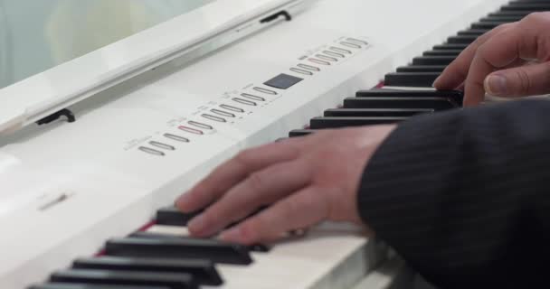 Homme jouant sur clavier blanc — Video