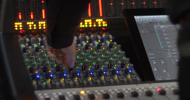 Ljudteknikern i inspelningen rum — Stockvideo