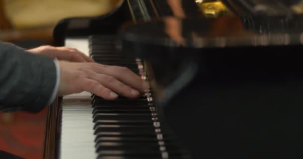 Man suona delicatamente il pianoforte — Video Stock