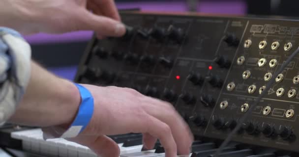 Productor de música Trabajar con sintetizador — Vídeos de Stock