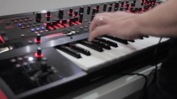 Productor de música manos en el teclado — Vídeo de stock