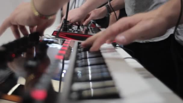 Productor de música manos en el teclado — Vídeo de stock