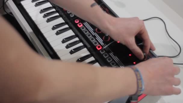 Руки музичного продюсера на клавіатурі — стокове відео