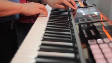 Müzik yapımcısı klavyede eller