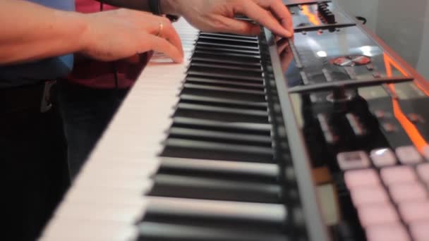 Producteur de musique mains sur le clavier — Video