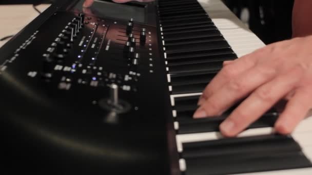 Musikproduzent greift zur Tastatur — Stockvideo