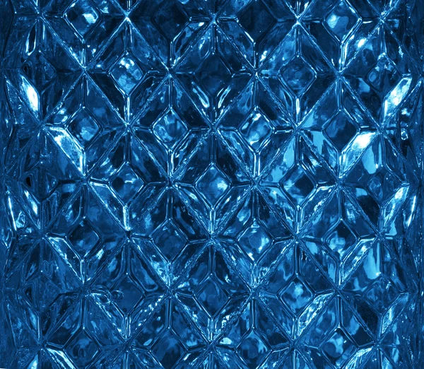 Textura de vidrio azul oscuro con un patrón de rombos. Forma de diamante de vidrio transparente. Cristales. Primer plano. —  Fotos de Stock