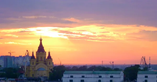Catedral Alexander Nevsky ao pôr-do-sol vermelho de fundo. Nizhny Novgorod, Rússia — Fotografia de Stock