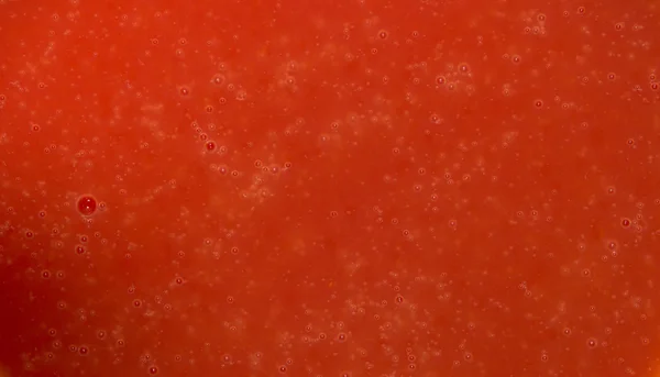 Acqua di consistenza rosso scuro con bolle. Primo piano. Succo di pomodoro — Foto Stock