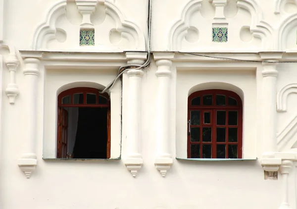 Windowsin vit historisk byggnad — Stockfoto