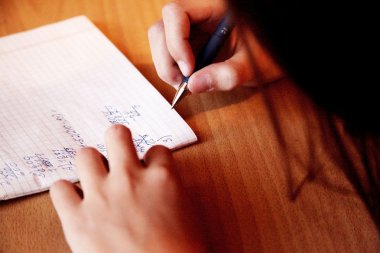 el matematik yapıyor kalem ile kız