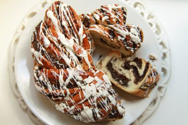 Beyaz bir plaka üzerinde beyaz tatlı top ile Strudel