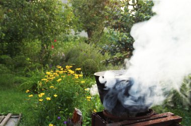 Bahçede bir açık ateş üzerinde pişirme yemek