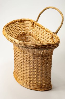 Efendinin yaptığı hasır sepet duvara yerleştirildi, aferin.