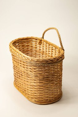 Efendinin yaptığı hasır sepet duvara yerleştirildi, aferin.