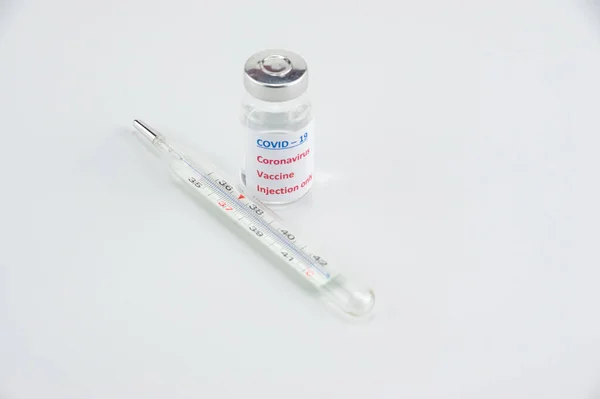 Medicinsk Termometer Med Vaccin Mot Covid Coronavirus Sjuk — Stockfoto